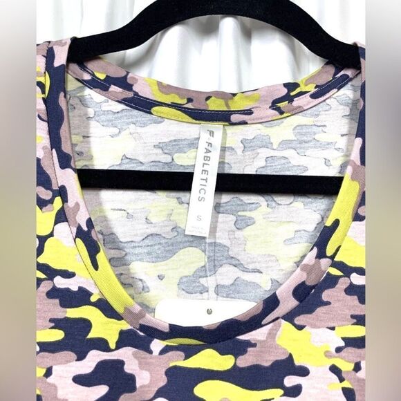 Fabletics Janis Crop Muscle Tank Camo Print Women Size Small NWT - Picture 3 of 4
